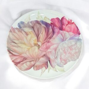 Elegant 27 cm porcelain dinner plate with a delicate floral design in pastel tones. Elegants 27 cm porcelāna pusdienu šķīvis ar maigu ziedu dizainu pasteļtoņos. Ideāli piemērots estētiskam galda klājumam un dāvanām. Perfect for stylish table settings and unique gifts.