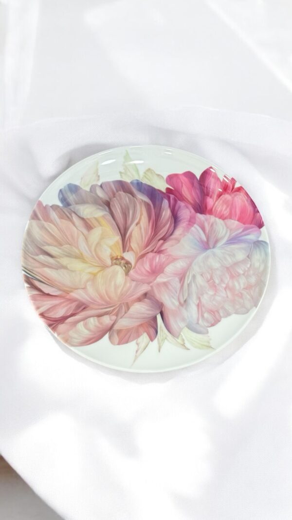 Elegant 27 cm porcelain dinner plate with a delicate floral design in pastel tones. Elegants 27 cm porcelāna pusdienu šķīvis ar maigu ziedu dizainu pasteļtoņos. Ideāli piemērots estētiskam galda klājumam un dāvanām. Perfect for stylish table settings and unique gifts.